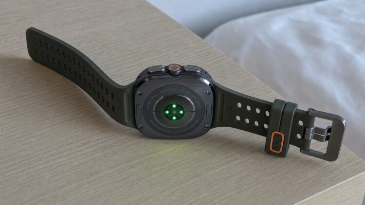 Светящиеся датчики Galaxy Watch Ultra 2 на тумбочке