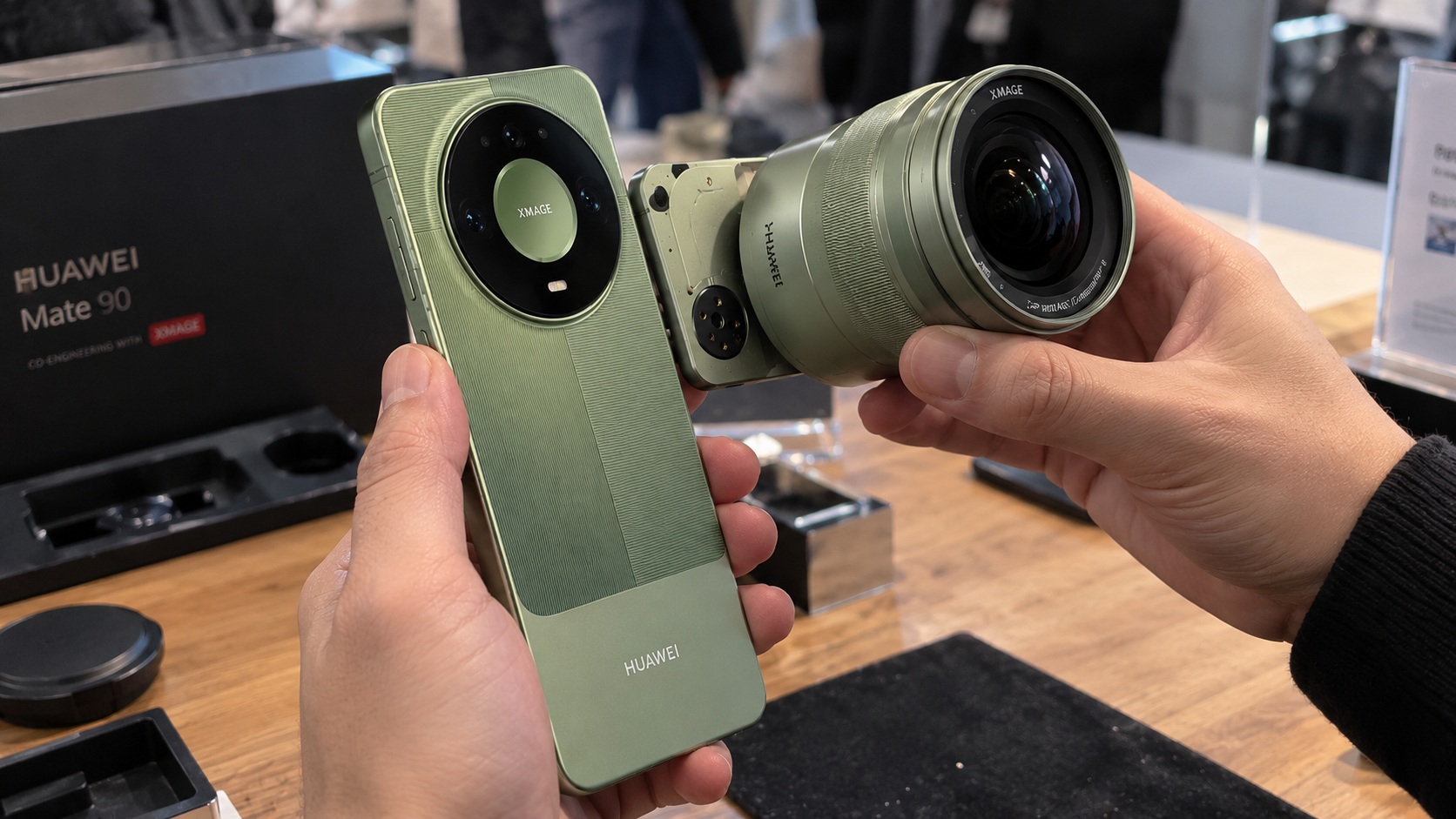 HUAWEI Mate 90 вышел: к нему можно пристегнуть настоящую камеру, и его привезут в Россию