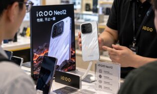 iQOO Neo12 в магазине электроники