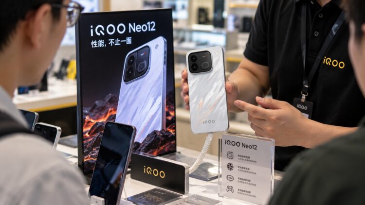 iQOO Neo12 в магазине электроники