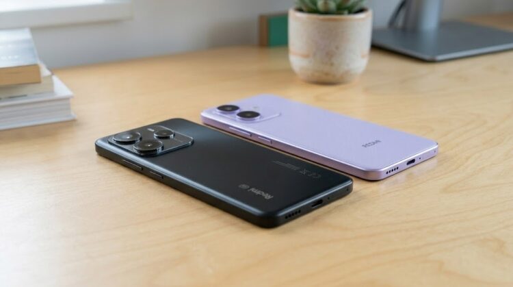 REDMI Note 14 5G и REDMI Note 17 5G лежат на столе