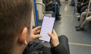 Настройки Android на смартфоне в метро
