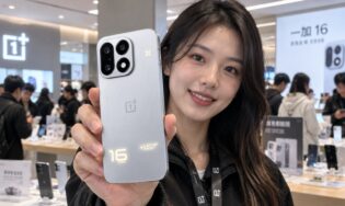 Девушка со смартфоном OnePlus 16 в серебристом цвете