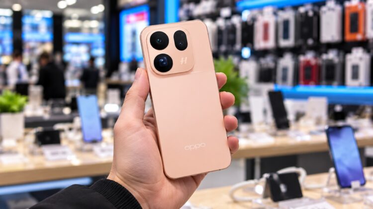Базовый OPPO Find X10 в руке