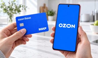 Ozon на экране и банковская карта в руках
