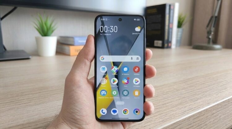 Смартфон POCO F8 Pro в руке