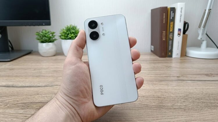 Смартфон POCO X8 Pro Max в руке