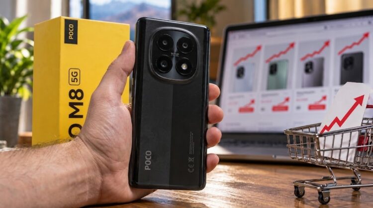 Смартфон POCO M8 5G в руке