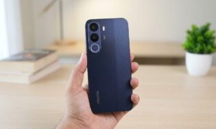 Смартфон realme P4x в руке