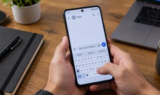 Мужчина печатает SMS на Android-смартфоне