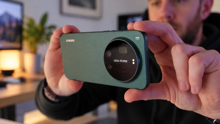Человек фотографирует на Xiaomi 17 Ultra